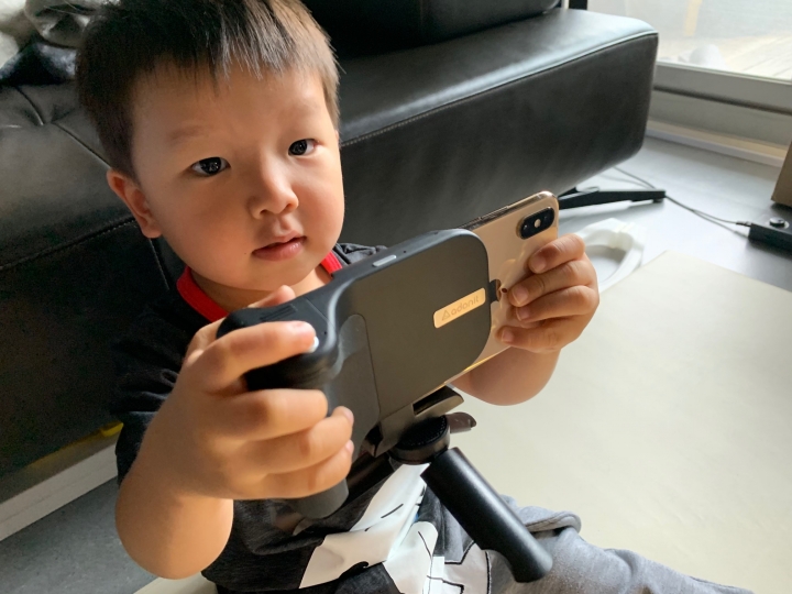 很有邏輯的拍攝兵器 - Adonit PhotoGrip Qi 無線充電藍牙攝影握把