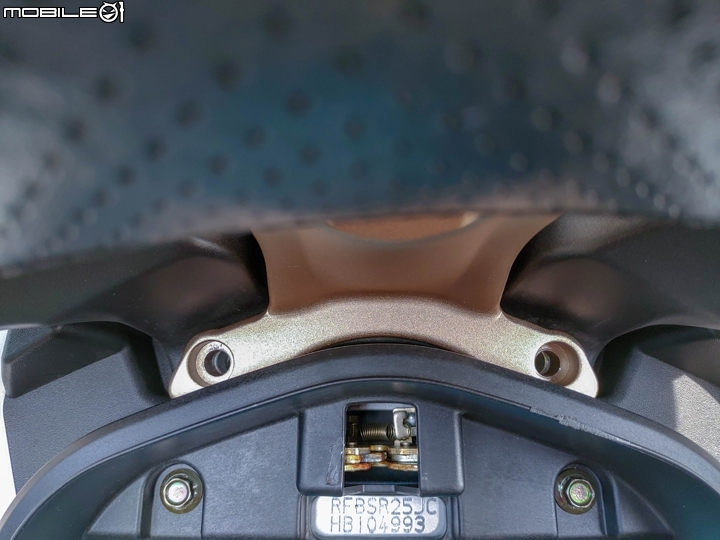 【開箱】 Racing S 原廠精品後靠墊