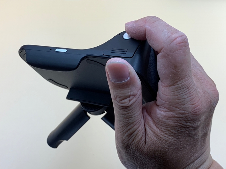 很有邏輯的拍攝兵器 - Adonit PhotoGrip Qi 無線充電藍牙攝影握把
