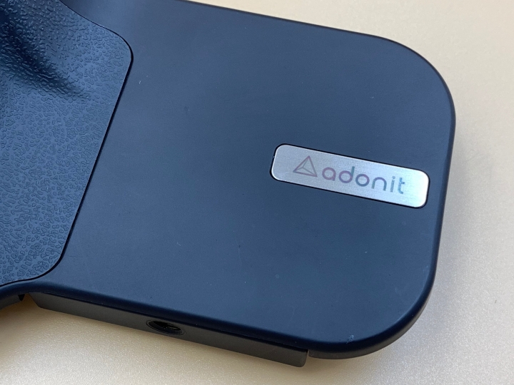很有邏輯的拍攝兵器 - Adonit PhotoGrip Qi 無線充電藍牙攝影握把