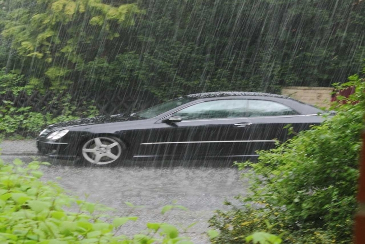 豪雨轟炸,若汽車子泡水該如何處理?