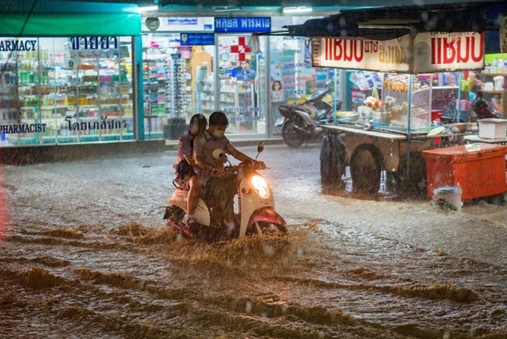 豪雨轟炸,若汽車子泡水該如何處理?