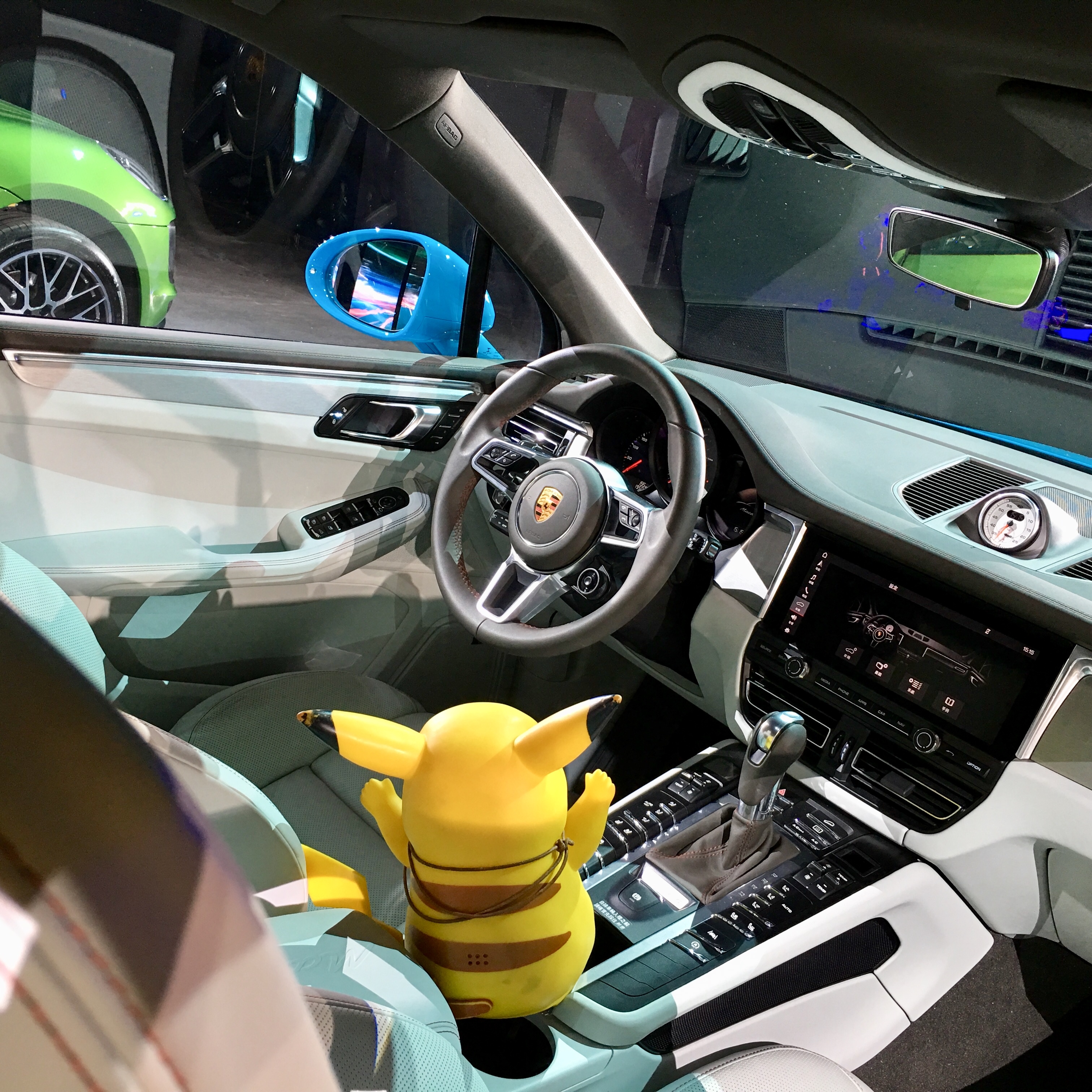 跟神探皮皮來去 南港展覽2館瞧瞧 Porsche 小改款 Macan 全民體驗趣