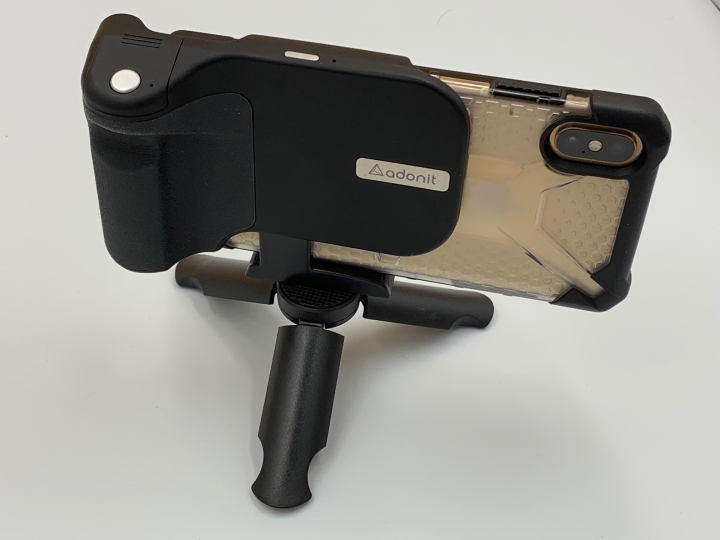 很有邏輯的拍攝兵器 - Adonit PhotoGrip Qi 無線充電藍牙攝影握把