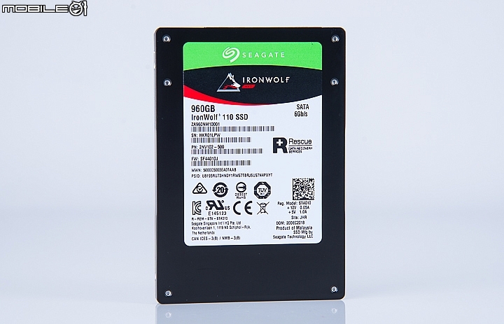 Seagate IronWolf 110 SSD固態硬碟實測 斷電保護設計更安心