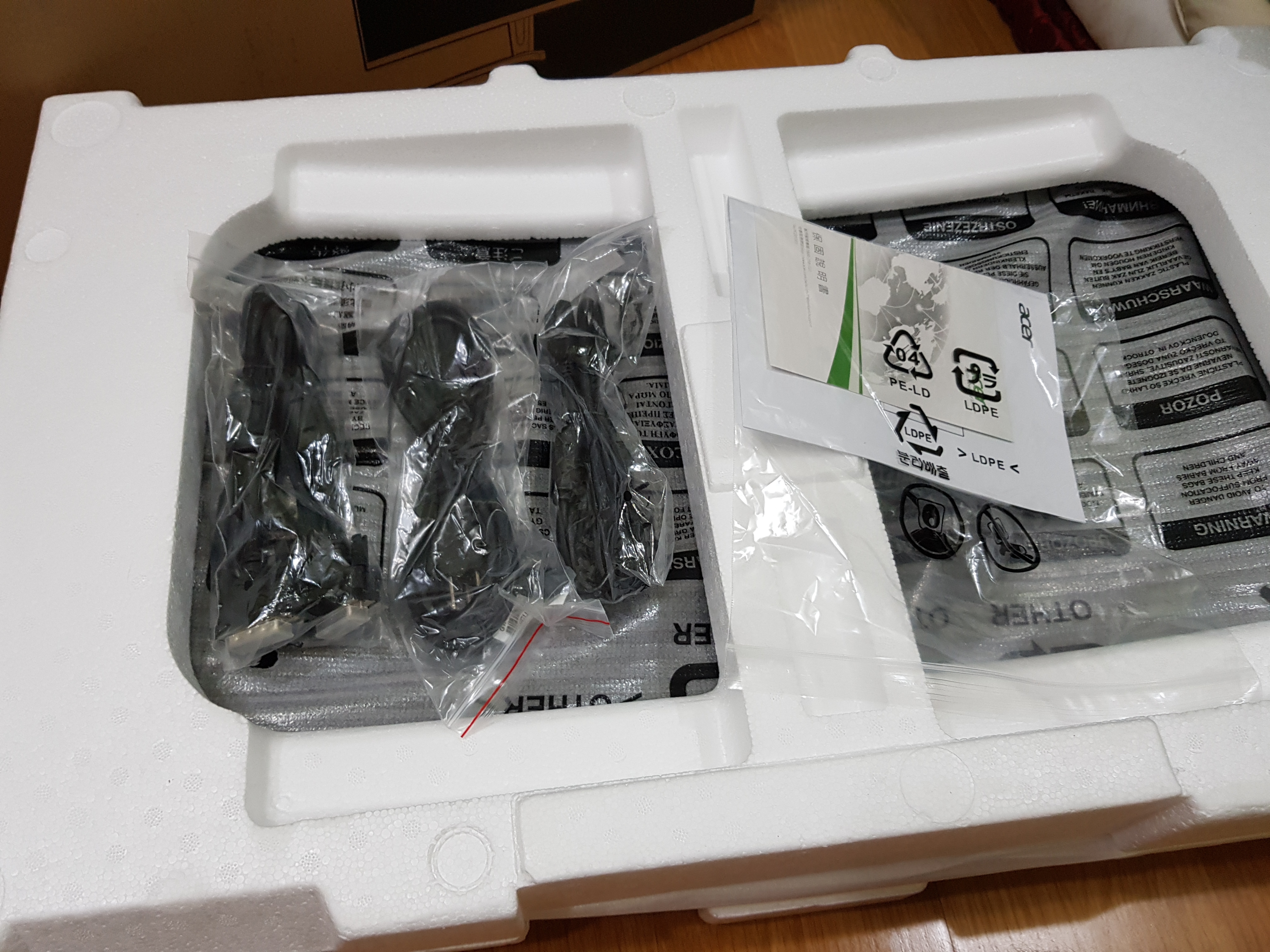 【小宅開箱】首發評價 acer ED323QUR A 31.5吋 VA曲面螢幕 平價之王 帶給使用者均衡體驗