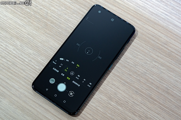 華碩ZenFone 6揭曉:旗艦混搭中階好料、驚喜處在翻轉雙鏡