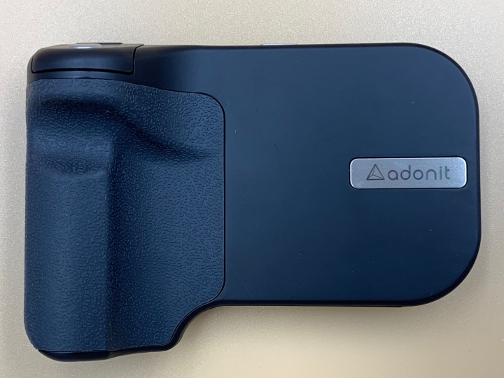 很有邏輯的拍攝兵器 - Adonit PhotoGrip Qi 無線充電藍牙攝影握把
