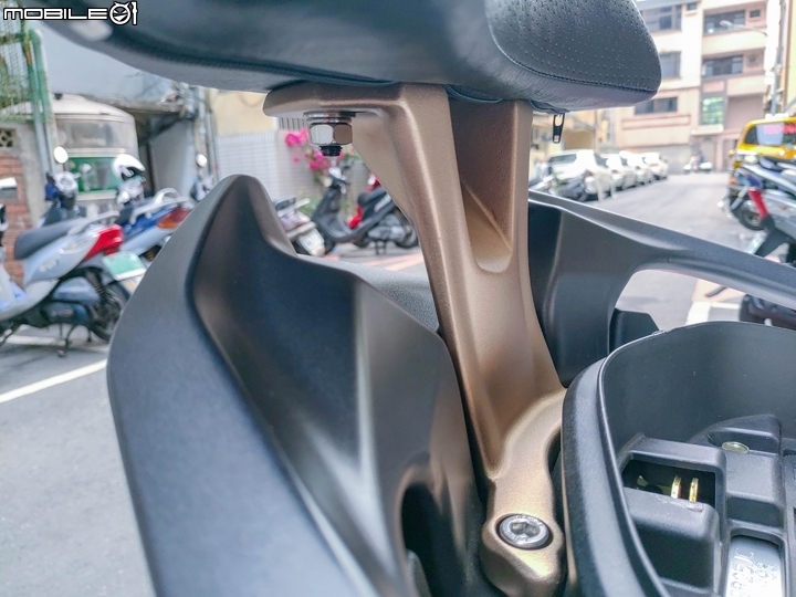 【開箱】 Racing S 原廠精品後靠墊