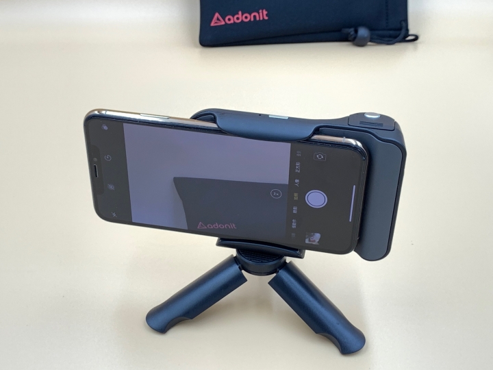 很有邏輯的拍攝兵器 - Adonit PhotoGrip Qi 無線充電藍牙攝影握把