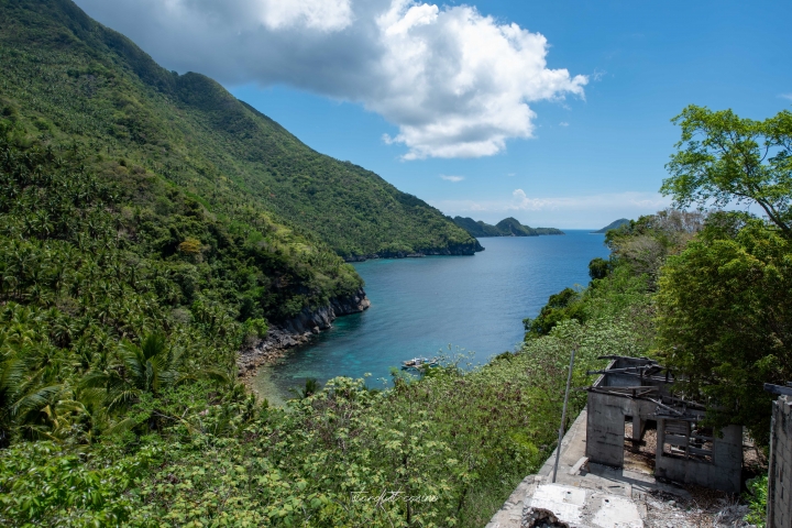 【菲律賓跳島自由行】塔布拉斯島北部 找尋最純淨的藍洞海岸線與深埋叢林裡的燈塔