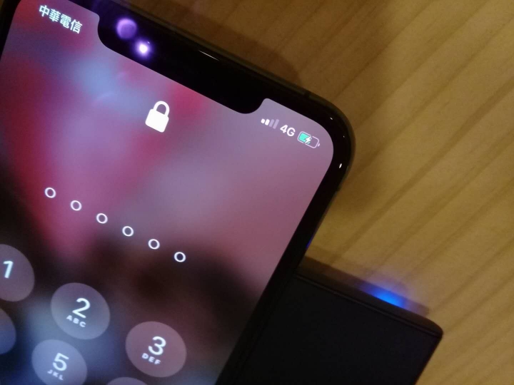 ⟨開箱⟩有電才敢大聲-ODOYO 二合一可攜式Qi無線快充充電盤行動電源