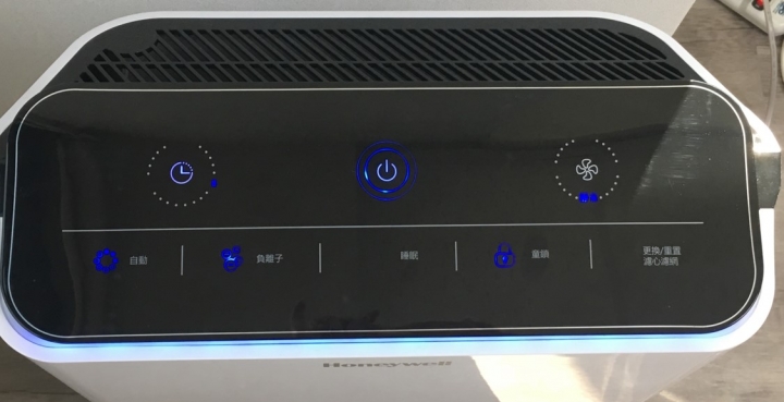 家有貓皇之空氣清淨機簡單開箱 XD