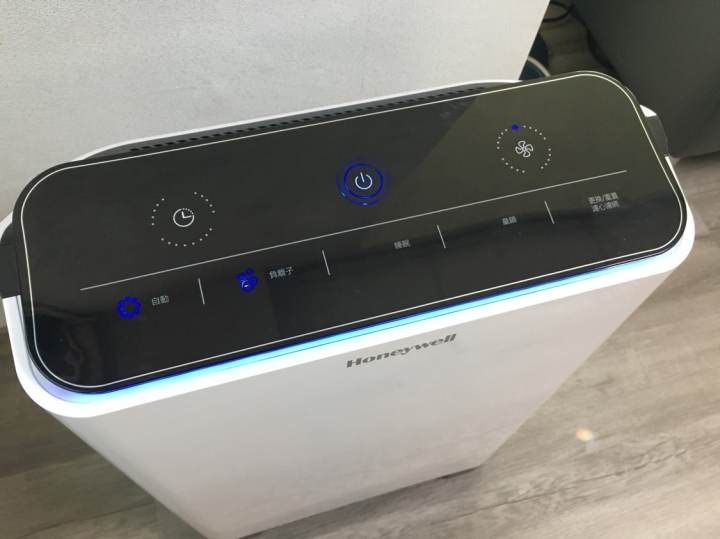 家有貓皇之空氣清淨機簡單開箱 XD