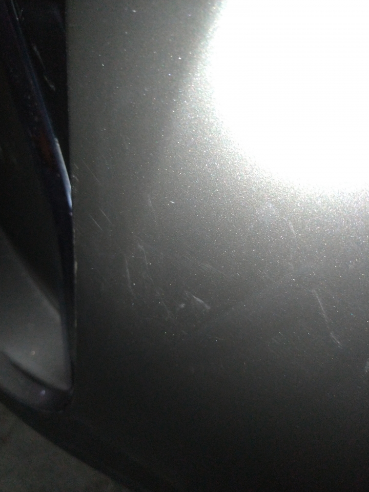 愛車被某施工人員採在引擎蓋上面施工...