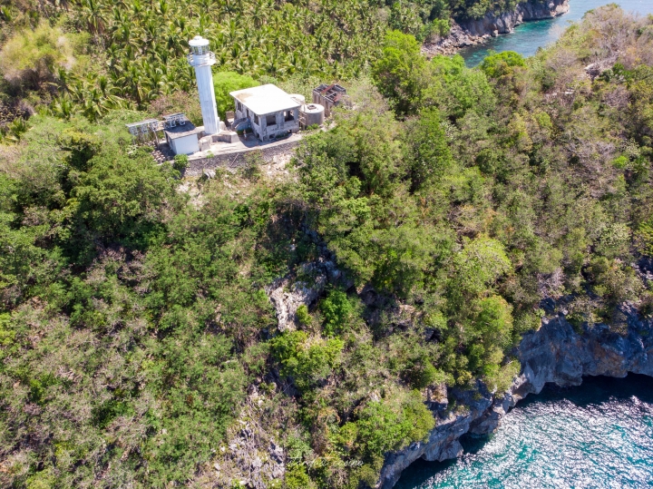 【菲律賓跳島自由行】塔布拉斯島北部 找尋最純淨的藍洞海岸線與深埋叢林裡的燈塔