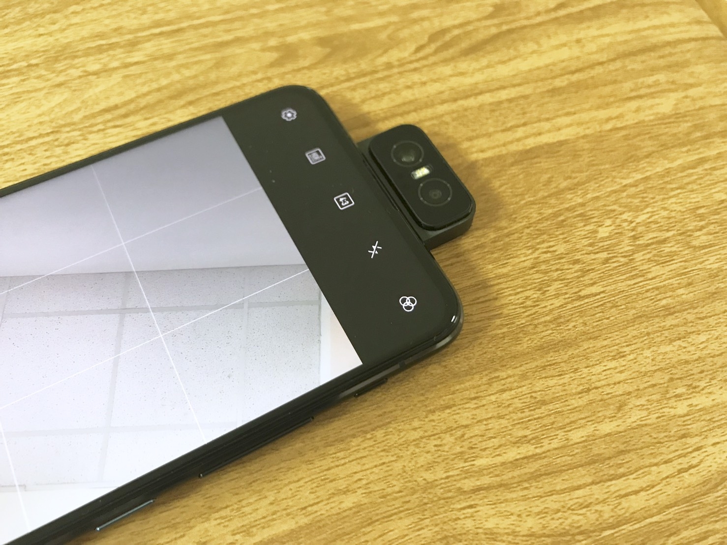 入手自拍神機 Zenfone 6 (開箱)