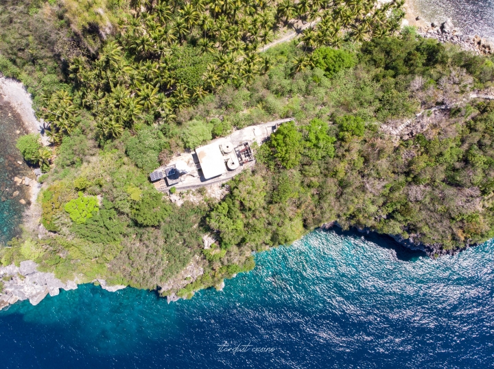 【菲律賓跳島自由行】塔布拉斯島北部 找尋最純淨的藍洞海岸線與深埋叢林裡的燈塔