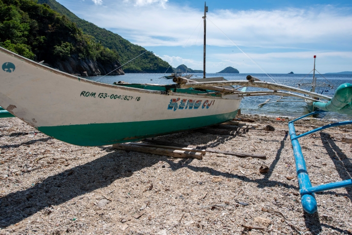 【菲律賓跳島自由行】塔布拉斯島北部 找尋最純淨的藍洞海岸線與深埋叢林裡的燈塔