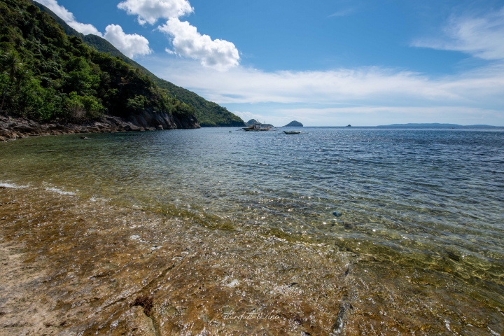 【菲律賓跳島自由行】塔布拉斯島北部 找尋最純淨的藍洞海岸線與深埋叢林裡的燈塔