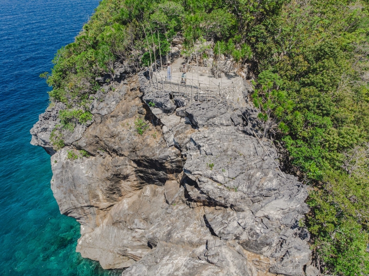 【菲律賓跳島自由行】塔布拉斯島北部 找尋最純淨的藍洞海岸線與深埋叢林裡的燈塔