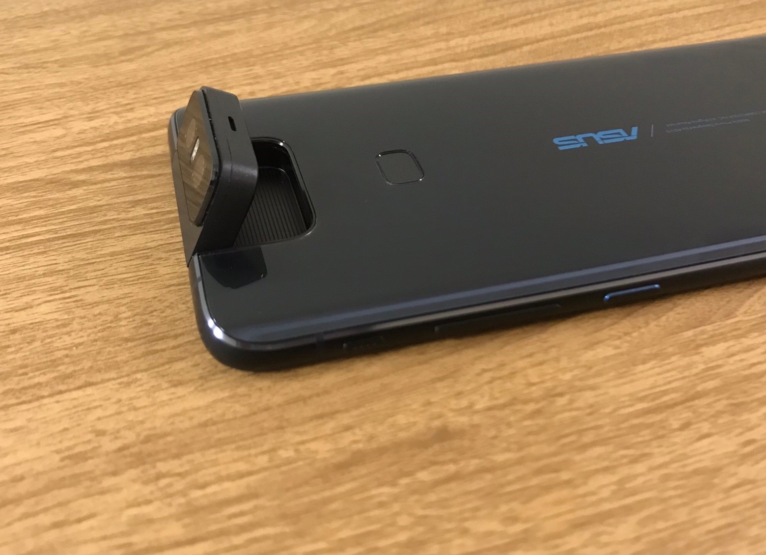 入手自拍神機 Zenfone 6 (開箱)