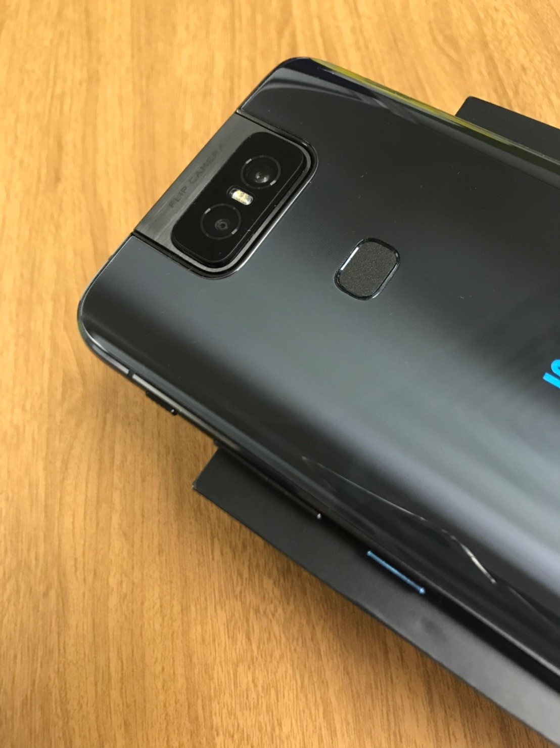 入手自拍神機 Zenfone 6 (開箱)