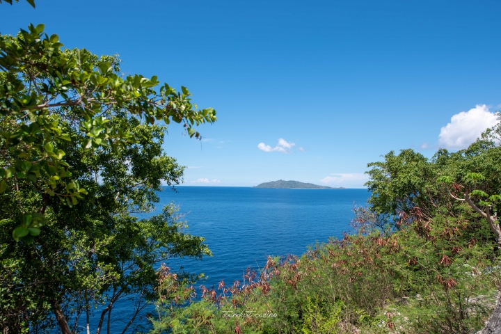 【菲律賓跳島自由行】塔布拉斯島北部 找尋最純淨的藍洞海岸線與深埋叢林裡的燈塔