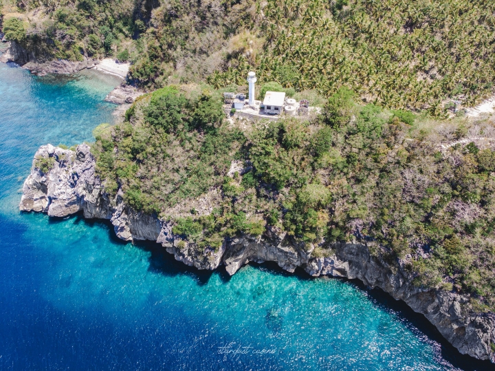 【菲律賓跳島自由行】塔布拉斯島北部 找尋最純淨的藍洞海岸線與深埋叢林裡的燈塔