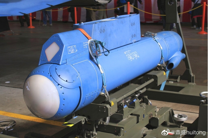 殲16戰機進氣道下方吊艙分析
