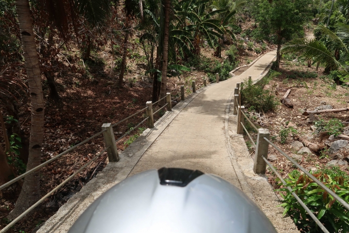 【菲律賓跳島自由行】塔布拉斯島北部 找尋最純淨的藍洞海岸線與深埋叢林裡的燈塔