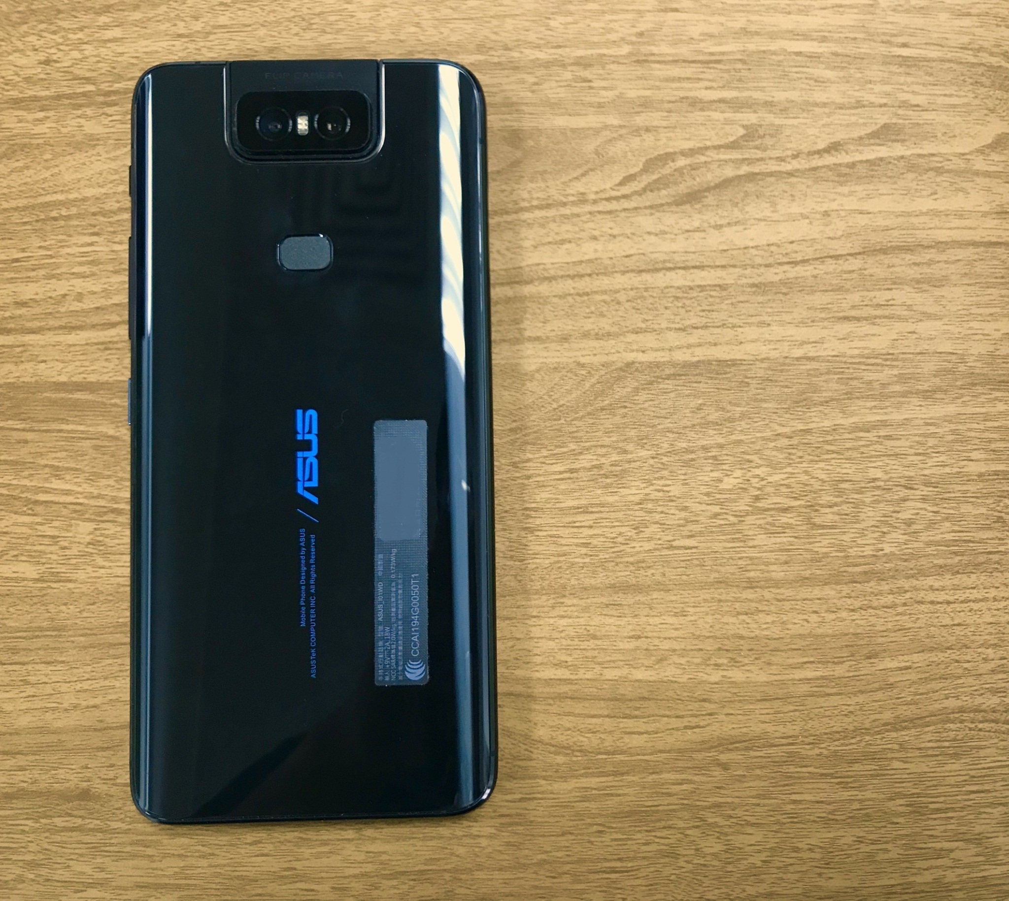 入手自拍神機 Zenfone 6 (開箱)