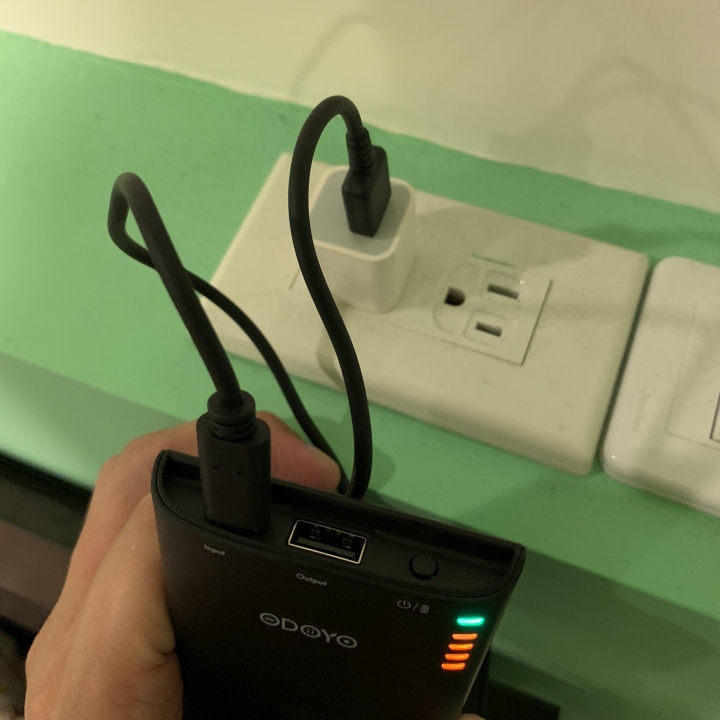 ⟨開箱⟩有電才敢大聲-ODOYO 二合一可攜式Qi無線快充充電盤行動電源