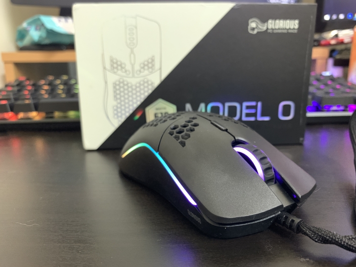 【MARS】兩個半月的等待,過鹹水來的Glorious Model O滑鼠開箱!是值得的!Feat. ROCCAT SUORA FX