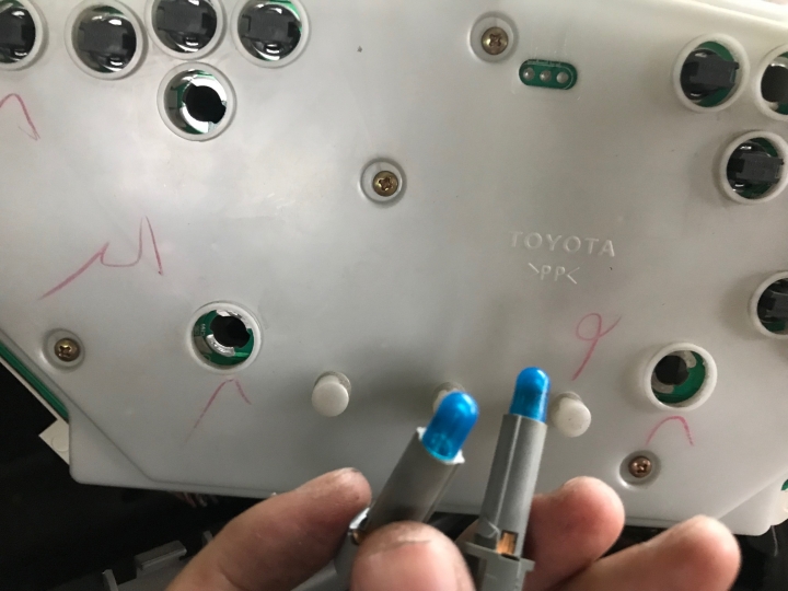 老V 儀表板背光不亮