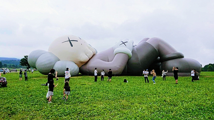 【靜岡縣】快衝啊！7/24後就見不到 「KAWS：HOLIDAY JAPAN」了！快來和40公尺高的超大型KAWS一起睡在草皮上吧！