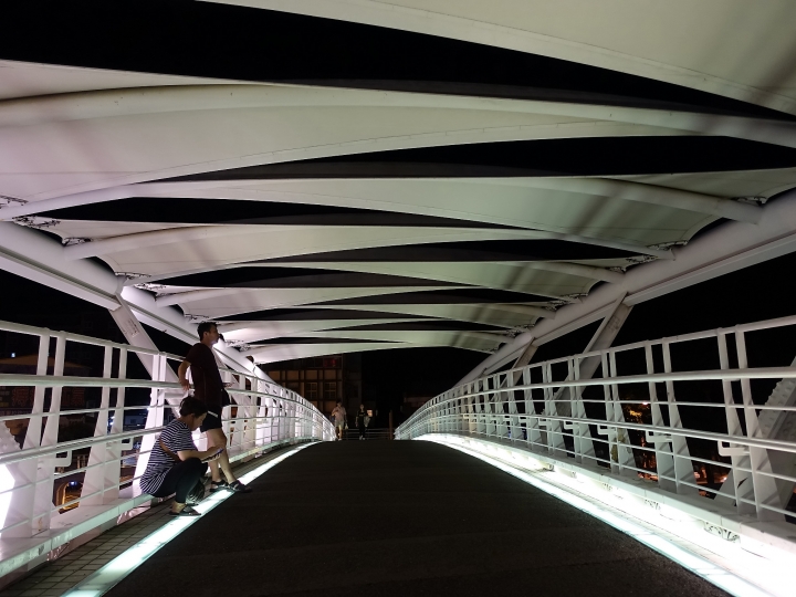 高雄市 鼓山區 一號船渠景觀橋 — 美麗的夜景攝影地點