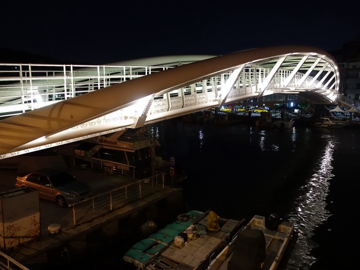 高雄市 鼓山區 一號船渠景觀橋 — 美麗的夜景攝影地點