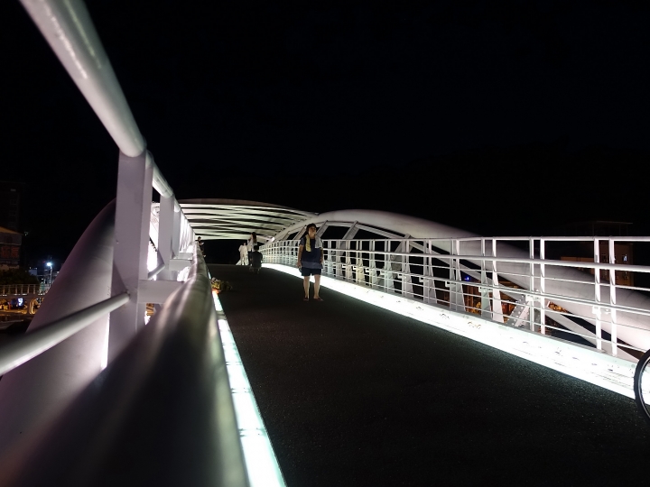 高雄市 鼓山區 一號船渠景觀橋 — 美麗的夜景攝影地點