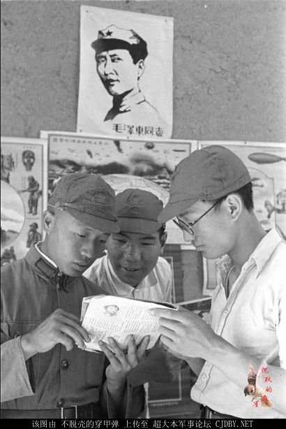 老照片:1937年,陕西省延安八路军总部,一只拥有罕见美式装备的八路军。。。