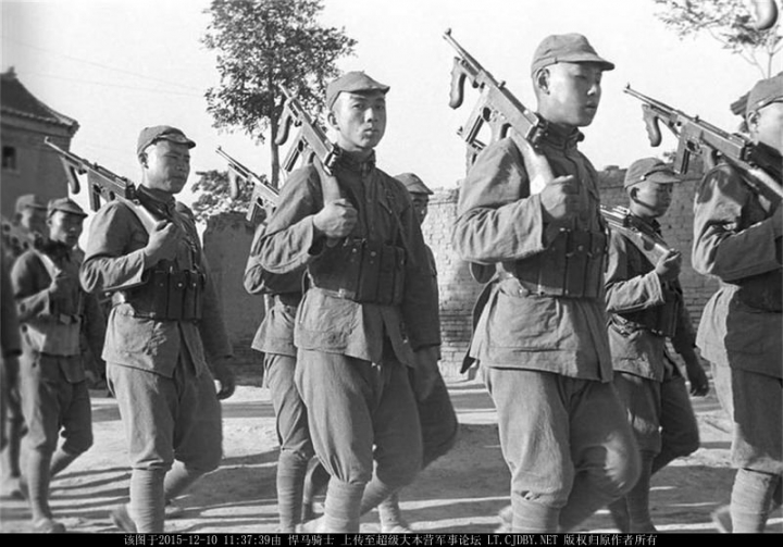 老照片:1937年,陕西省延安八路军总部,一只拥有罕见美式装备的八路军。。。