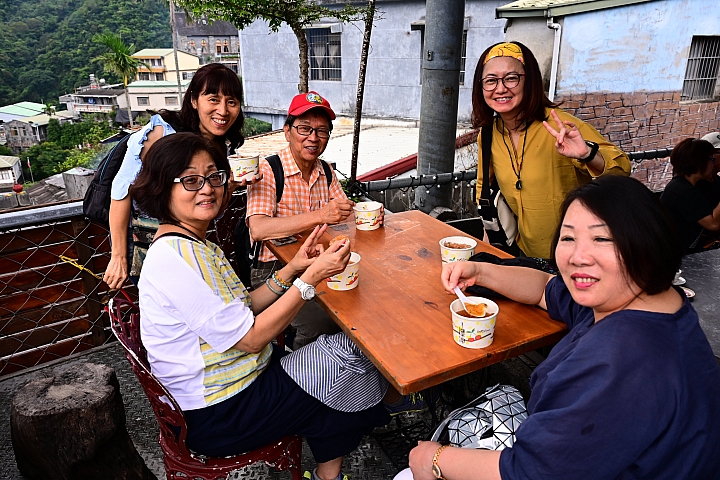霧台紅蝦花餐廳,及餐後的原民社區導覽。