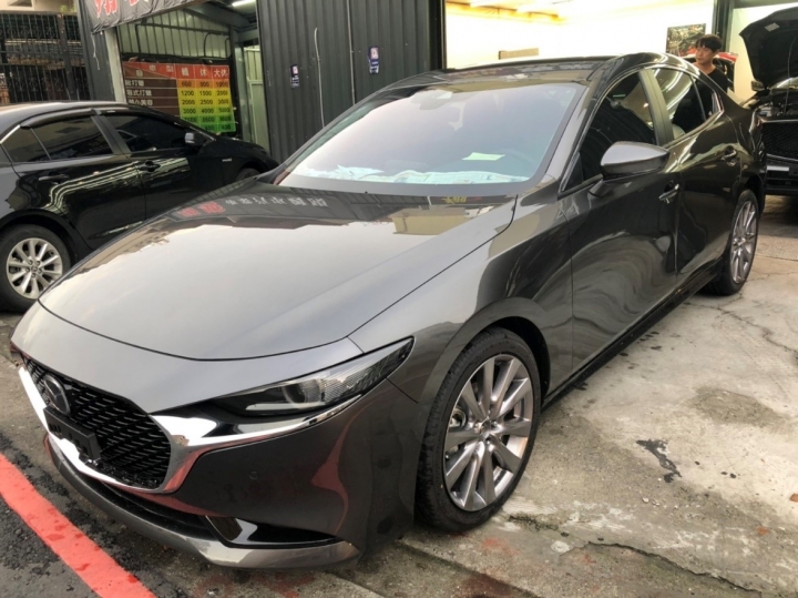 人生第一台車4代Mazda 3(4D頂級鋼鐵灰開箱)