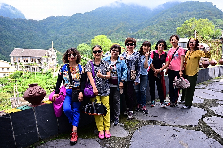 霧台紅蝦花餐廳,及餐後的原民社區導覽。