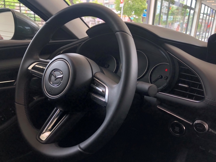人生第一台車4代Mazda 3(4D頂級鋼鐵灰開箱)