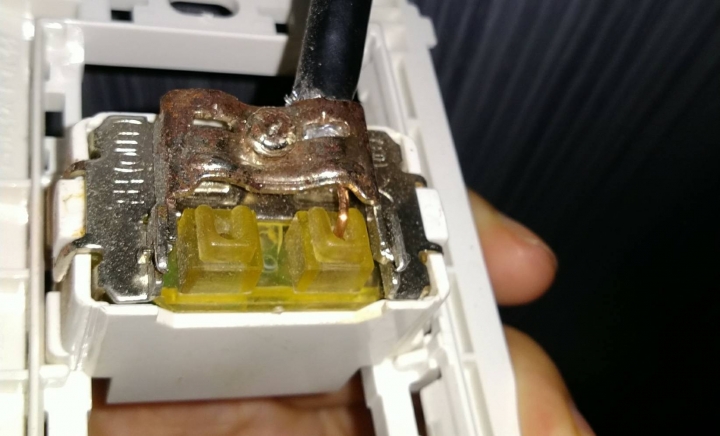 數位電視天線 公視和民視 客廳收的到 廚房收不到 不知怎麼解