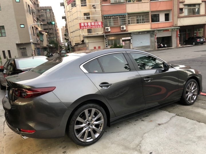 人生第一台車4代Mazda 3(4D頂級鋼鐵灰開箱)