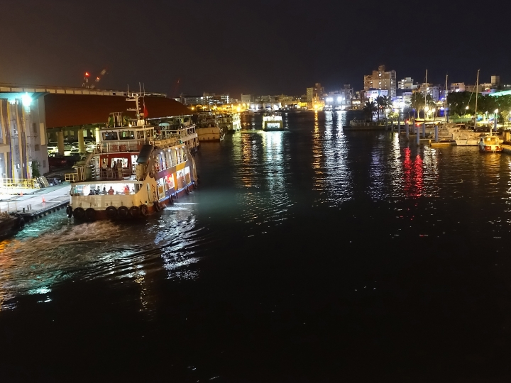 高雄市 鼓山區 一號船渠景觀橋 — 美麗的夜景攝影地點