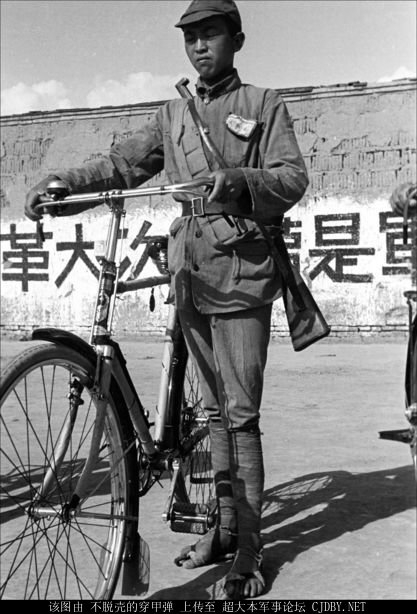 老照片:1937年,陕西省延安八路军总部,一只拥有罕见美式装备的八路军。。。