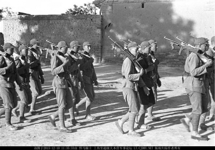 老照片:1937年,陕西省延安八路军总部,一只拥有罕见美式装备的八路军。。。